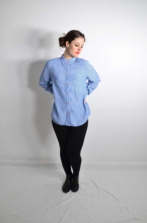 Hellblaue Vintage Bluse mit Punkten