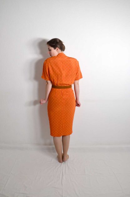 Orangenes Kleid mit Punkten