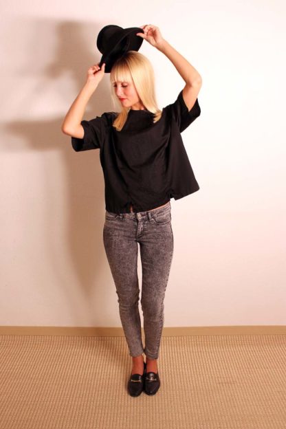 schwarzes-vintage-t-shirt-mit-knopfleiste