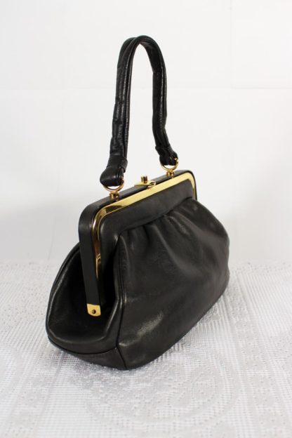 handtasche-schwarz-goldverschluss