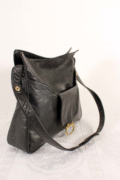 schwarze-handtasche-mit-goldschnalle