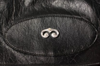 schwarze-handtasche-silber-ornament