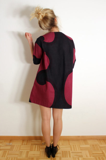 marimekko-kleid-schwarz-beere