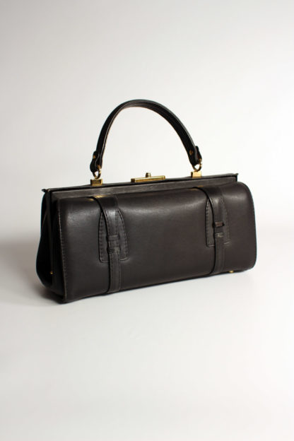 schwarze-handtasche-mit-henkel