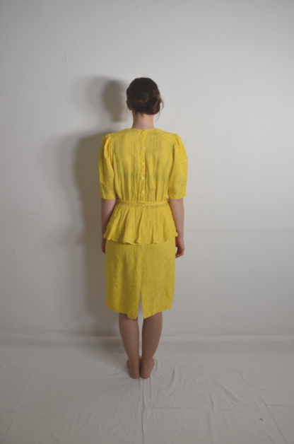 Gelbes Designerkleid hinten