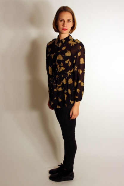 vintage-bluse-schwarz-mit-blaettern