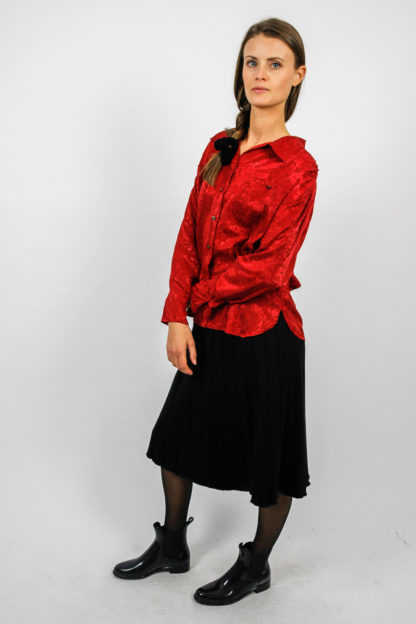 rote bluse blumenmuster