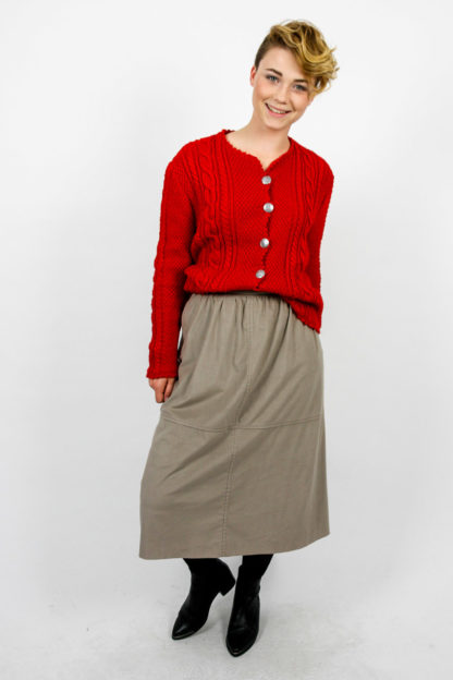 rote Strickjacke mit silbernen Knöpfen