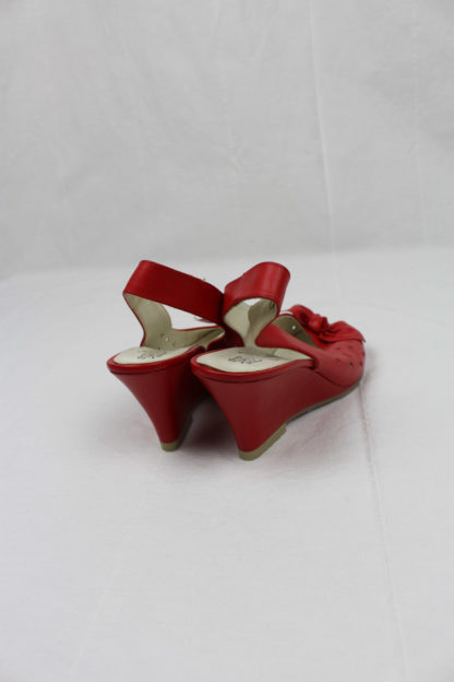 rote Sandalen mit Lochmuster