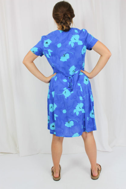blaues Kleid mit floralem Muster