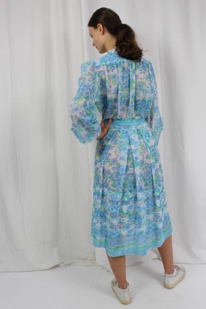 blaues Kleid mit grünem Blumenmuster