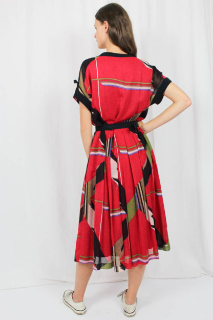 rotes Kleid mit schwarz, weißem Muster