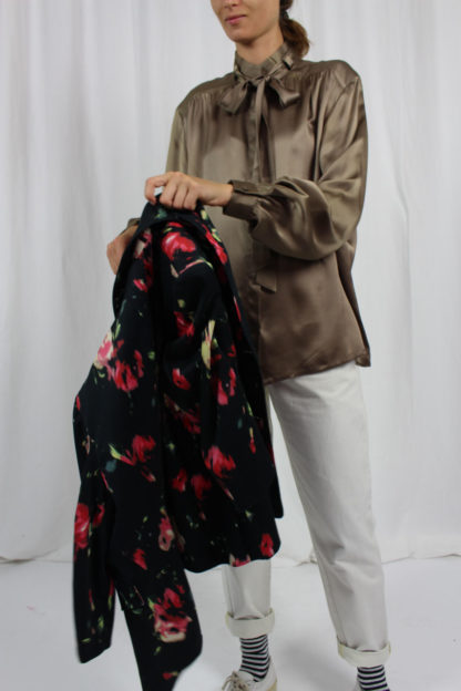 schwarze Jacke florales Muster