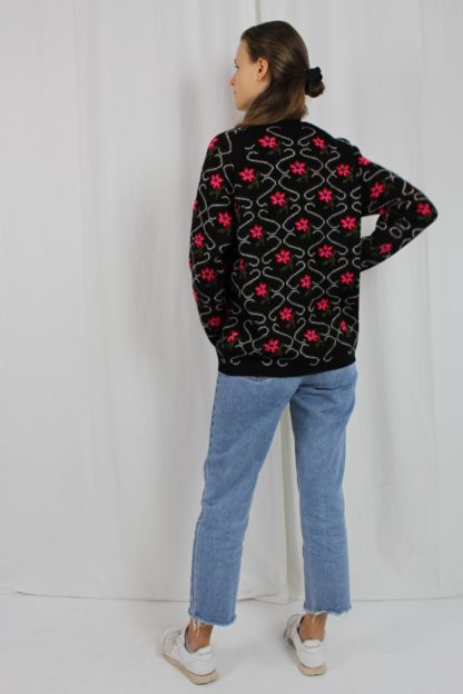 schwarze Strickjacke mit Blumen