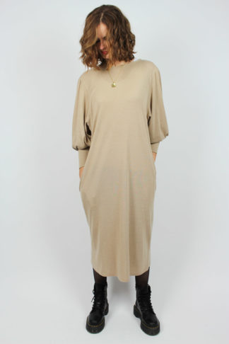 beiges Langarmkleid
