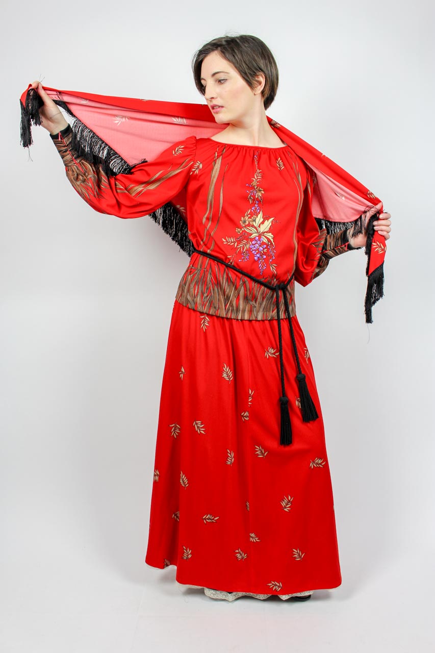 Dreiteiler rot mit Stola