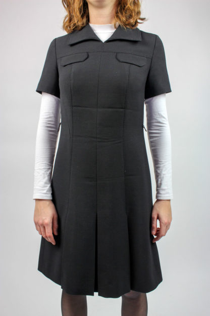 schwarzes Kleid kurzarm