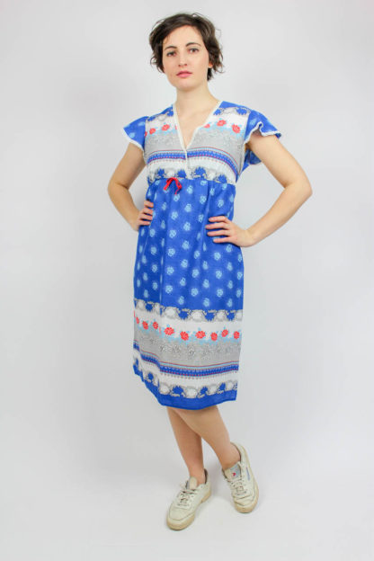 Blaues Kleid weißes Muster