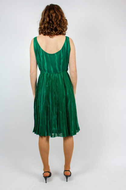 grünes Kleid ärmellos