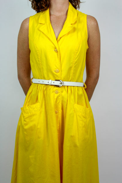 Gelbes Kleid weißer Gürtel